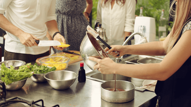 Atelier cuisine dans la cave voûtée